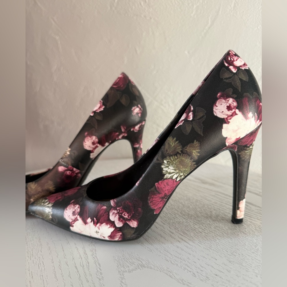 Gorgeous Fall Heel Christian Siriano Black Floral High Heel Pumps